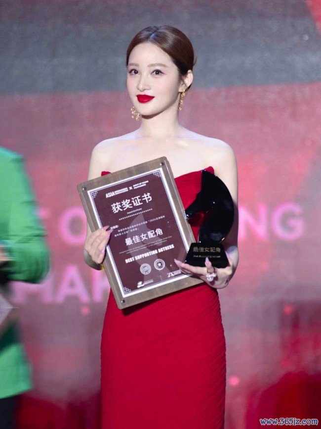 孙嘉璐出席亚洲外洋后生影东谈主之夜 获最好女副角奖