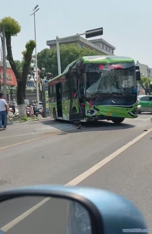 安徽一客车逆行撞上公交车 事故致多东说念主受伤
