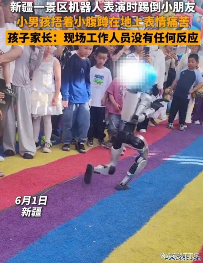 景区机器东谈主饰演时一脚踢中小一又友